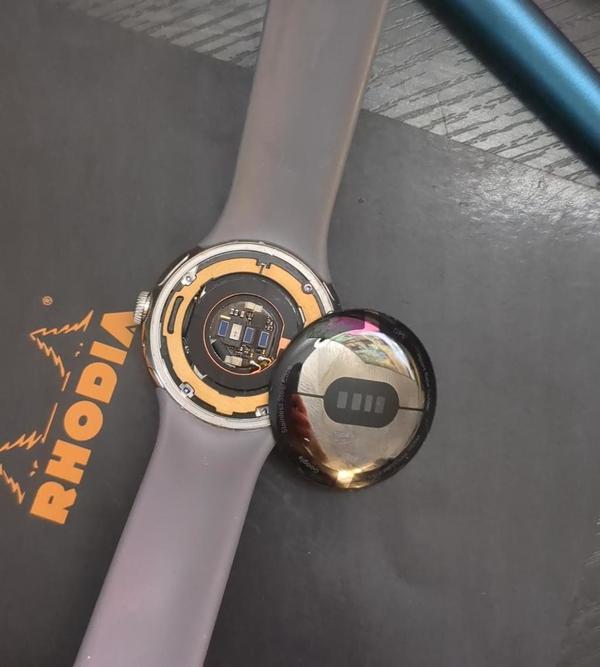 疑黏合劑不夠強 Pixel Watch 背面錶蓋竟自行脫落？