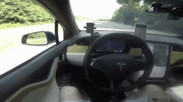 Tesla 自動駕駛被黑客入侵 發現神秘的 Elon Mode&nbsp;