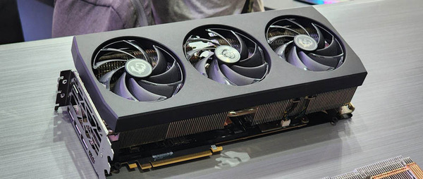 疑似 NVIDIA GeForce RTX 4090 Ti 相片流出 超巨大機身佔用 4 條插槽