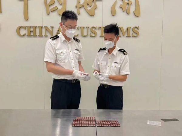 中國旅客以「藏鞋」手法走私被海關識破 共檢獲112 張《王國之淚》遊戲卡