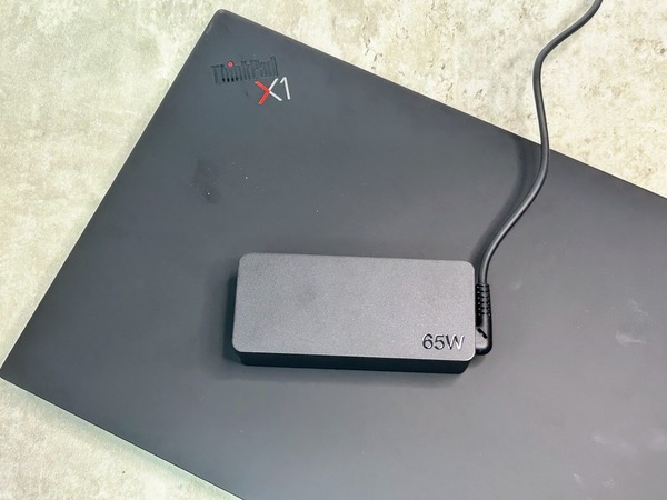 【開箱實測】Lenovo ThinkPad X1 Carbon Gen 11 商務筆電 外觀低調型格規格效能強勢