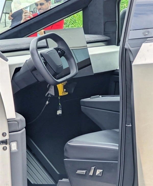 Tesla Cybertruck 首部量產車出廠 內裝細節全新曝光