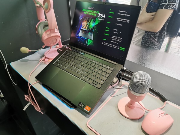 Razer 旗艦店重新開幕 月巴女子做一日店長與 Game 迷挑機