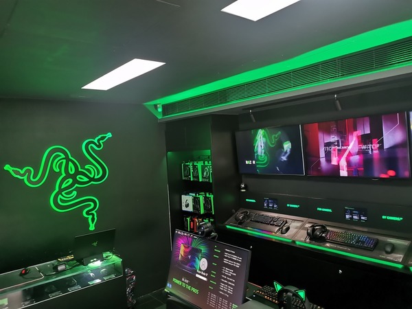 Razer 旗艦店重新開幕 月巴女子做一日店長與 Game 迷挑機