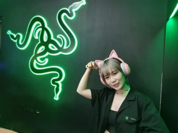 Razer 旗艦店重新開幕 月巴女子做一日店長與 Game 迷挑機