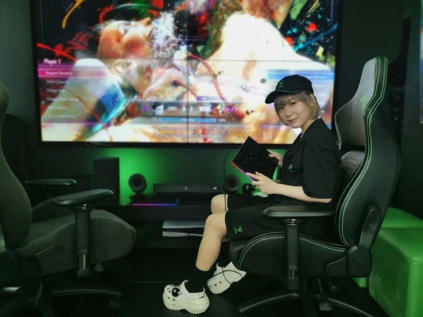 Razer 旗艦店重新開幕 月巴女子做一日店長與 Game 迷挑機