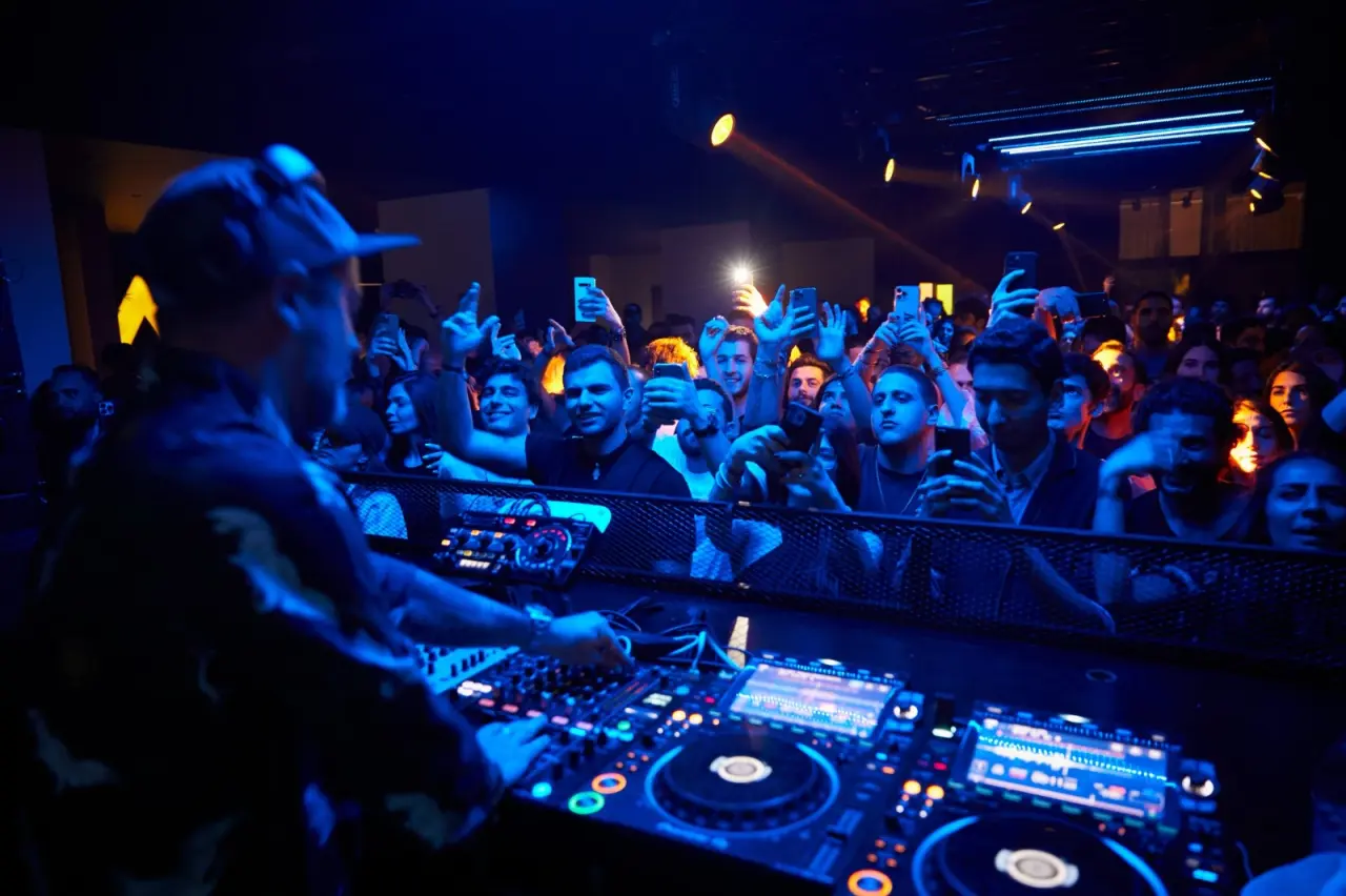 尖沙咀W酒店WOOBAR買一送一!人均$473歎香檳午餐/Boxing Day廣東歌派對$298