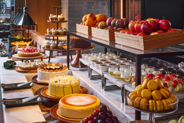 尖沙咀麗晶酒店自助餐優惠｜75折歎港畔餐廳午餐 $517任食鱈場蟹腳／日本蠔／烤火雞