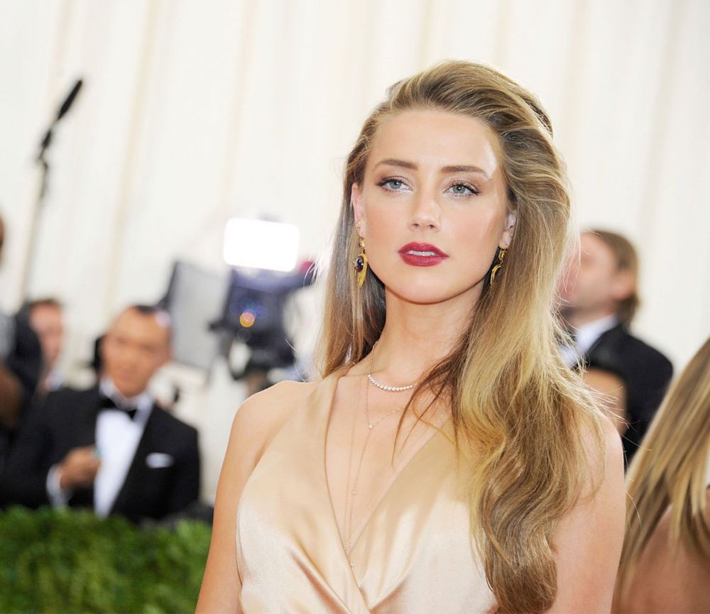 電影《水行俠》女主角Amber Heard以金髮造型和珍珠色晚裝出席活動，同樣明艷照人。