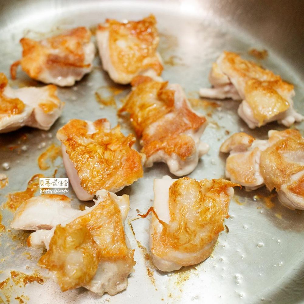 【做法】﻿ ❶將雞腿黃色邊邊的脂肪切掉，大致切塊。﻿ ❷起一鍋，將雞腿塊皮朝下以小火香煎，並撒一點點鹽(少許即可)。﻿ ❸第一面雞皮面焦的香酥時，即可翻面續煎，再撒點鹽。﻿ ❹快煎熟時，以刷子將醬汁刷於肉面。﻿ ❺撒入蔥花，即可起鍋。