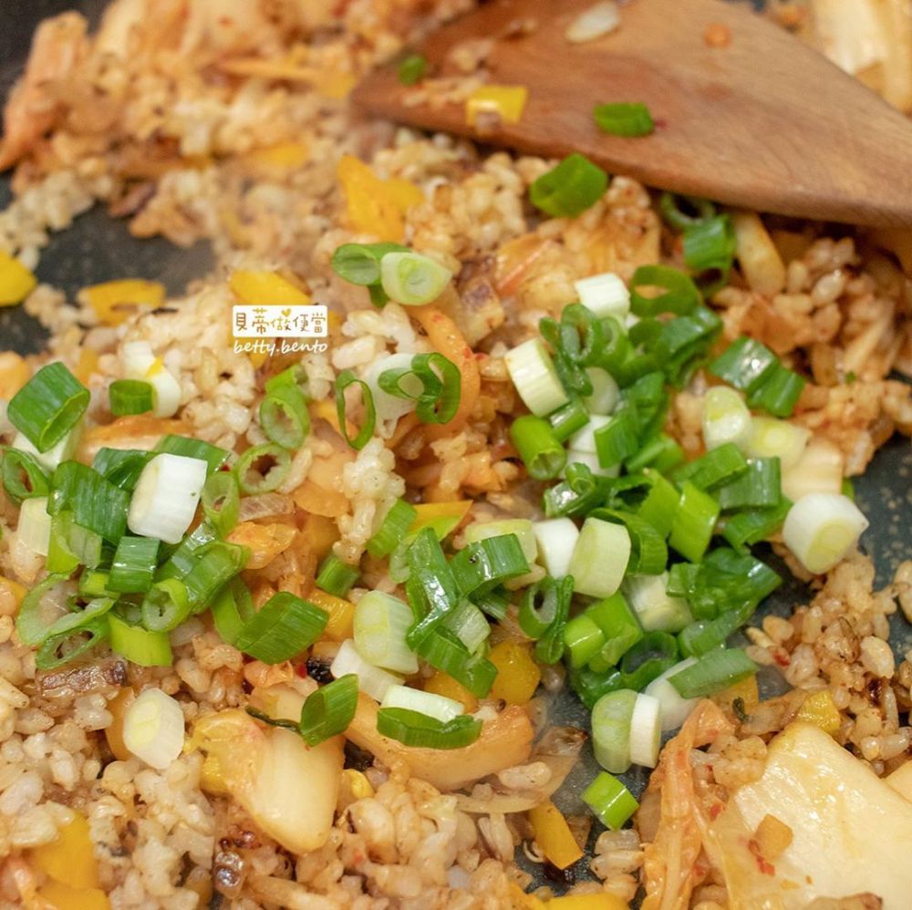 炒飯：糙米+泡菜+洋蔥丁+黃椒丁+蔥花+少許鹽。﻿