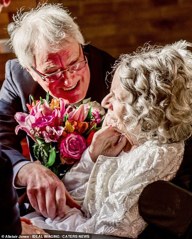 外國深情老伯伯持續求婚43年！多年前一見鍾情！婆婆生病都不離不棄