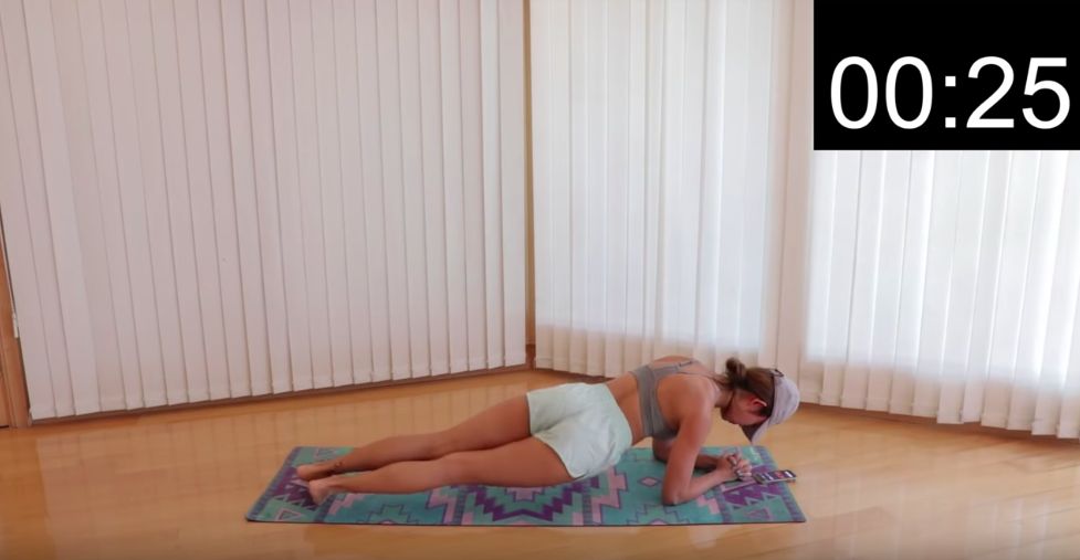 3.臀部動態棒式 (Plank Hip Dip)  先做一個平板支撐，然後左右如下圖般將臀部貼近地面，同樣維持45秒！