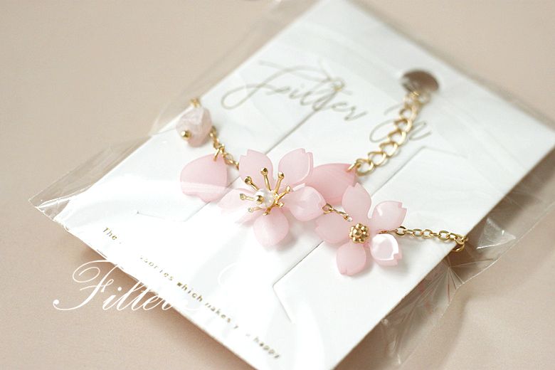 仿粉晶粉嫩櫻花花瓣手鏈 (售價為¥24)