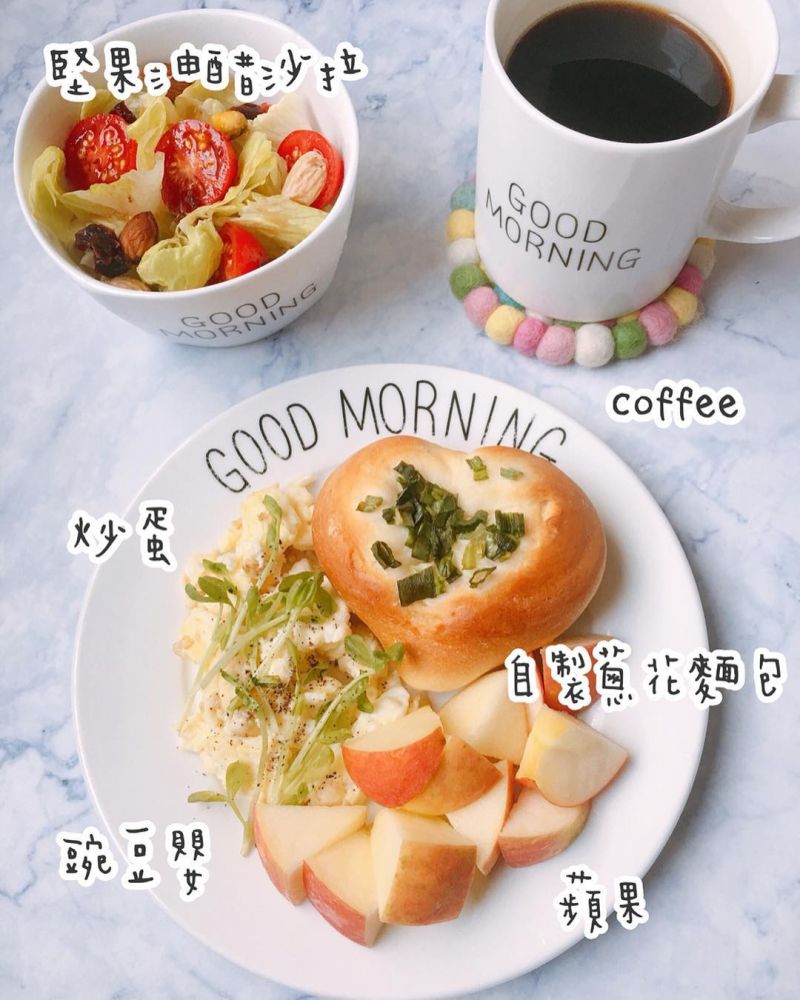 【6. 自製蔥花麵包配沙拉】  自製蔥花麵包 炒蛋 豌豆嬰 蘋果 堅果油醋沙拉 黑咖啡