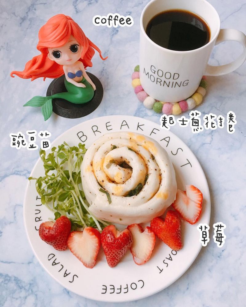 【07. 芝士蔥花捲早餐】  芝士蔥花捲 草莓 豌豆苗 黑咖啡