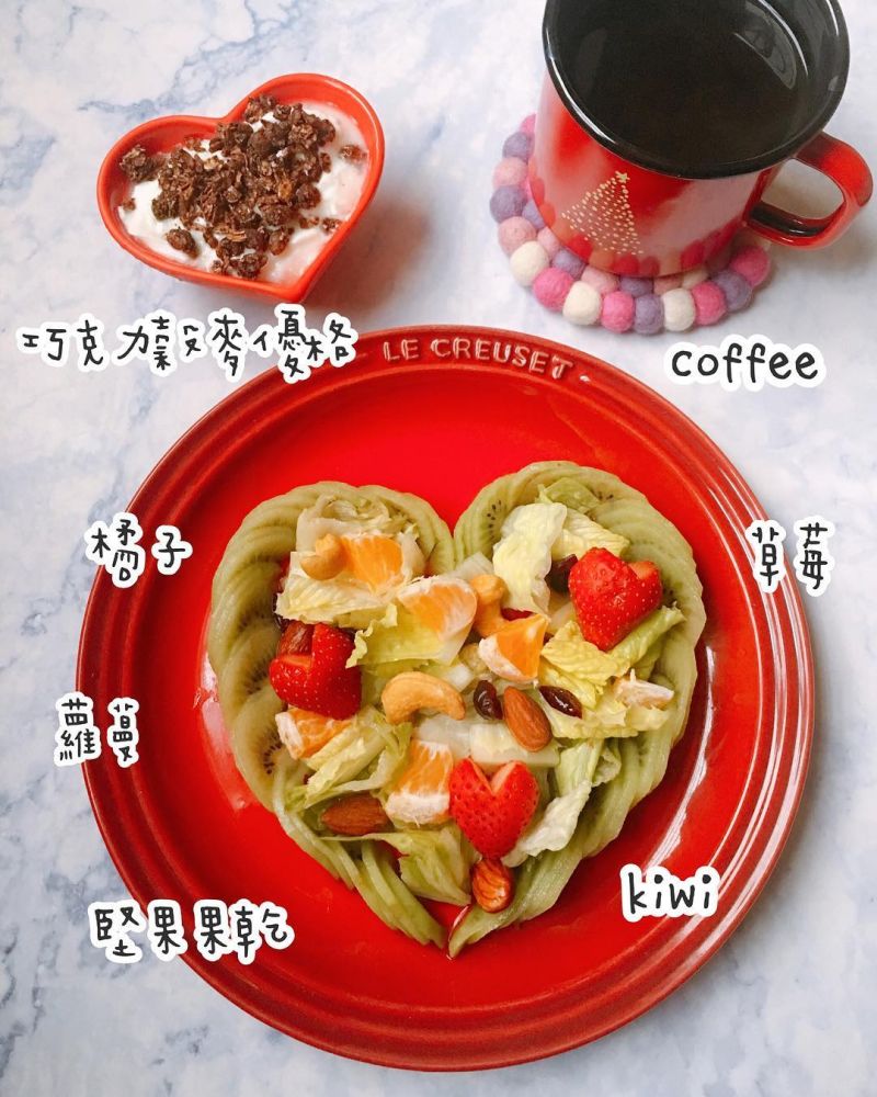 【9. 心形奇異果乳酪早餐】  巧克力穀麥乳酪 奇異果切片 草莓 蘿蔓堅果沙拉 黑咖啡