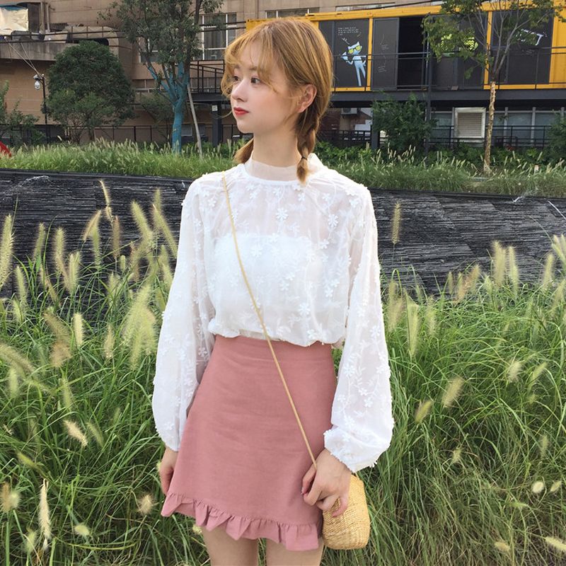 白色蕾絲雪紡上衣+荷葉邊短裙套裝 (上衣¥36、短裙¥28)