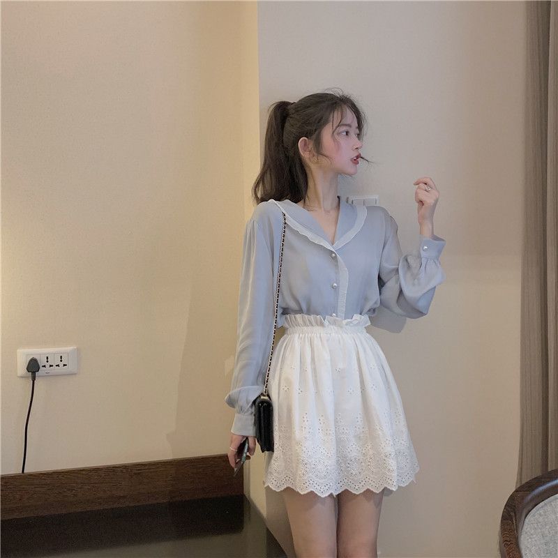 絲滑荷葉邊襯衫+鏤空短裙套裝 (上衣¥55、短裙¥39)