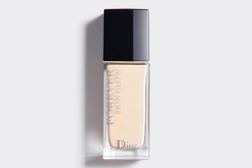 Dior 恆久貼肌亮澤粉底液 (售價為HK$470)