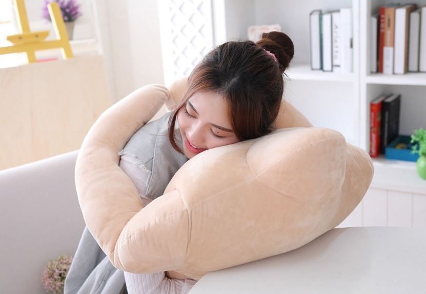 韓國推出「男朋友」肌肉攬枕！疲累時來個愛的抱抱！安全感滿分！