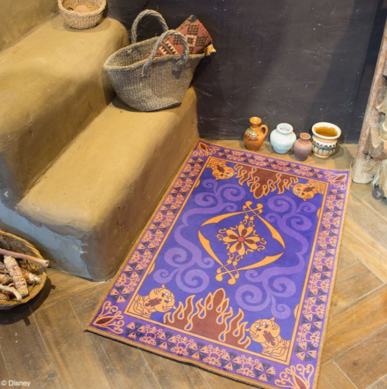 B賞 魔法地毯 阿拉丁和茉莉公主在魔法飛毯上遊覽不同地方，大唱「A whole new world」，現實世界中可能沒有魔法飛毯，但這張阿拉伯風的地毯也很美麗，相信都可以滿足各位粉絲的心！