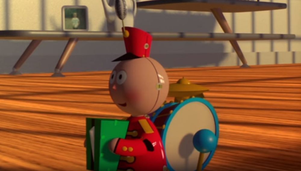 #9「Tin Toy」 當寶貝向胡迪介紹其他新玩具時，大家都可以看到Pixar自家製的短片中主角「Tin Toy」。