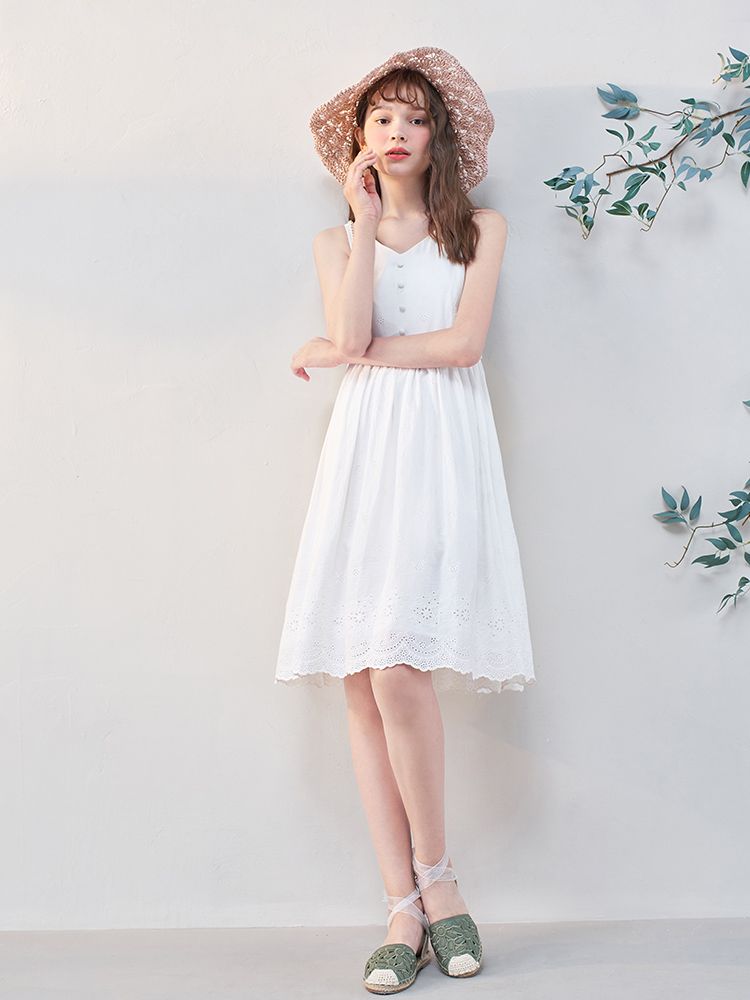 白色V領無袖蕾絲連衣裙 ¥ 226