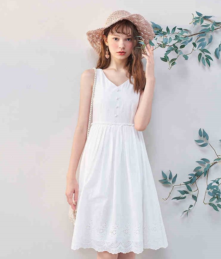白色V領無袖蕾絲連衣裙 ¥ 226