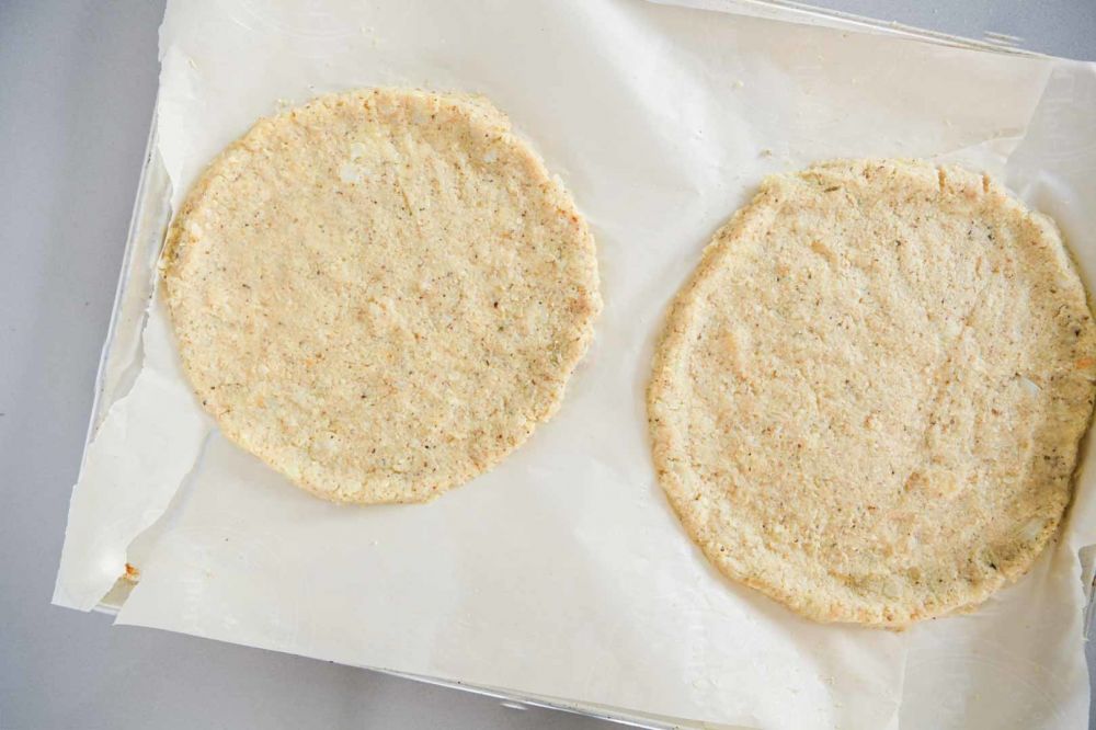 6.烤箱預熱210度。烤盤墊著烘培紙或是不沾布，將兩個麵團壓成厚度約2~3mm圓餅狀。