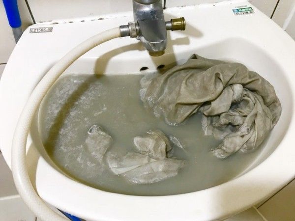 網民下定決心清洗「20年沒洗過的小被被」，洗出一缸「水泥水」。圖片來源：Dcard