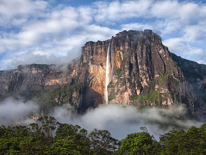 沖天救兵 Up  說起這部動畫影讓人不禁想起胖嘟嘟的卡爾，在電影裡的瀑布參考了委內瑞拉的Angel Falls，高度還原了這座瀑布，簡直美得像仙境一樣。