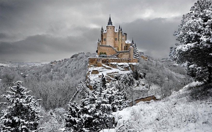 白雪公主 Snow White  白雪公主中的城堡靈感來自西班牙的塞哥維亞城堡，形狀獨特而且處於岩石峭壁之上。
