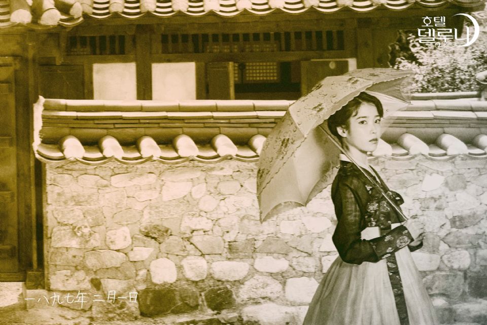 劇中公開了IU由1897年到2019年的造型照，每個造型都非常吸睛。圖片來源：tvN《德魯納酒店》劇照
