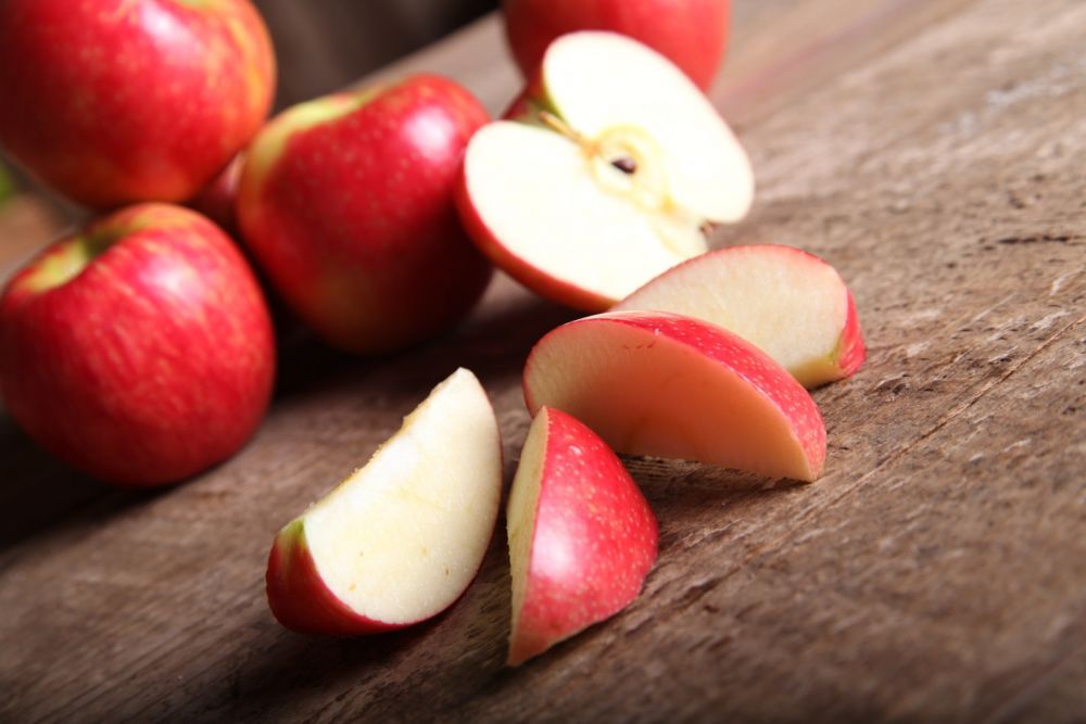 蘋果：一個中型蘋果只有84卡路里，而且高纖維，可以更飽肚。可以提供大量抗氧化營養素，包括檞皮素、綠原酸等等，有助延緩老化，甚至減低患上癌症、血管梗塞和糖尿病風險！