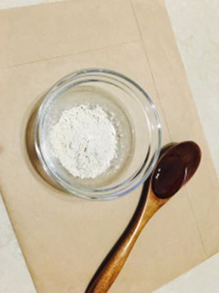 把藥粉放在玻璃瓶裡備用。（珍珠末3克就可以）另外，玉容散的材料非常多，我也建議大家可以在坊間買現成的。