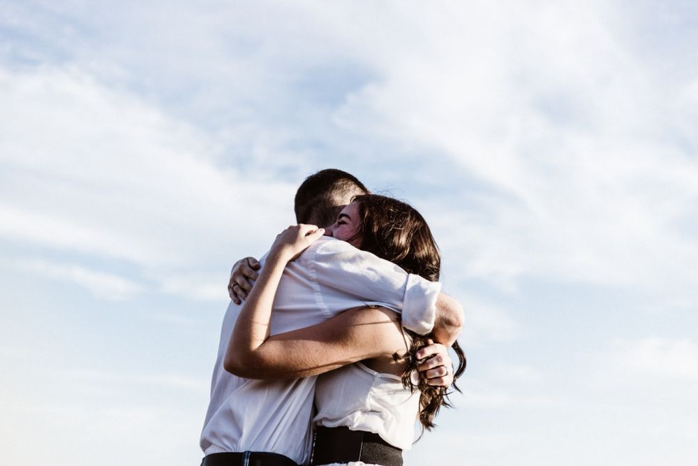 情侶擁抱方式3. 心臟貼心臟擁抱  可能是最浪漫的一種抱抱。通常，這種抱抱較長、令人感到安慰。其中一人貼近對方心臟附近的位置，潛意識地想得到對方的認同、支持。而對方則會以漫長的擁抱回應，或輕拍另一半的背部。這個擁抱方式通常很溫柔、緊密。