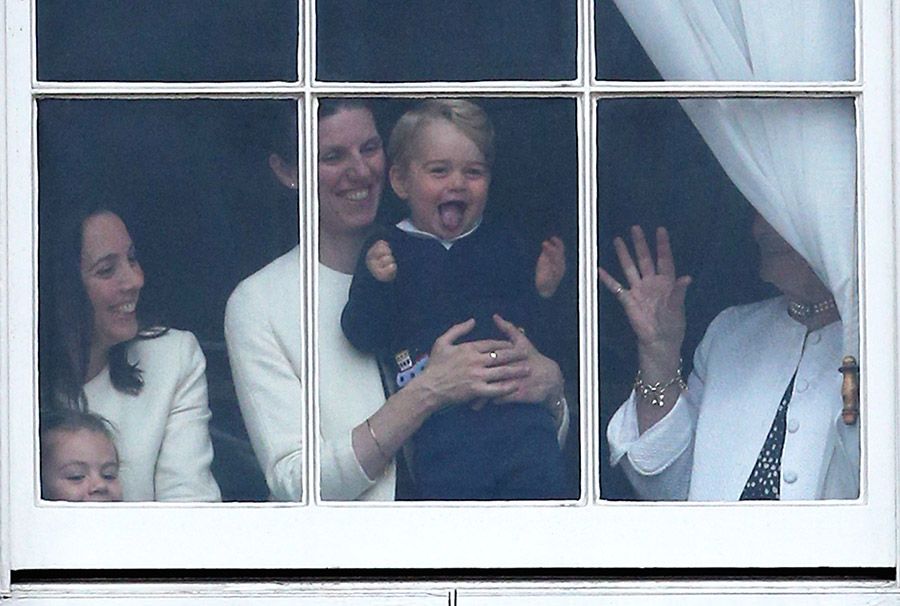 眺望窗外拍照仿佛已經成為皇室的傳統，當他們在觀看皇家軍隊閱兵儀式時，喬治開心得拍手叫好，十分可愛！