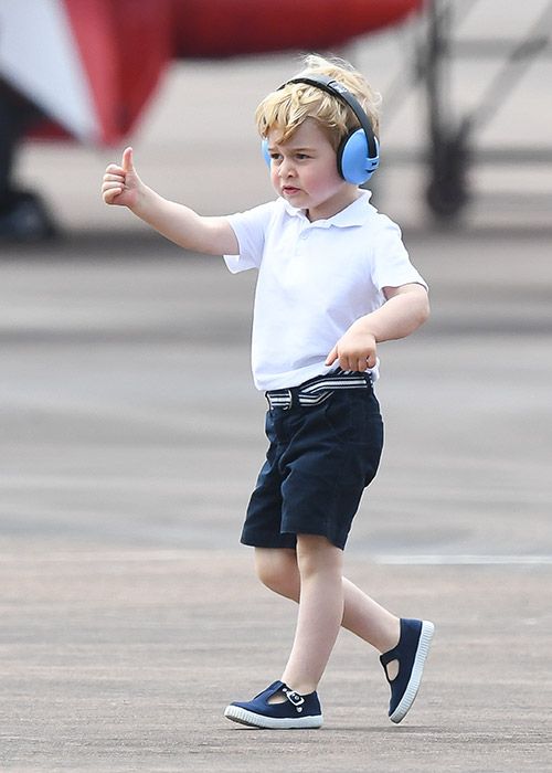 當喬治觀看完皇家國際軍事航展的時候，他走向了媒體和鏡頭前竪起了大拇指表示讚好，年紀輕輕的他已經有王子的風範！
