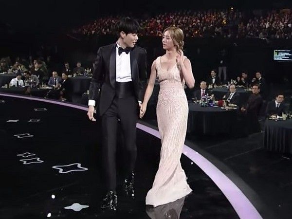 柳俊烈與惠利2016年參加tvN 10周年的頒獎典禮獲頒「大勢男女演員獎」上台領獎時，就被網民發現牽手互動超自然。（圖片來源：tvN）