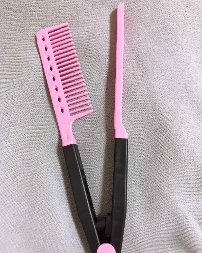 (直髮造型梳) 堪稱能打造負離子直髮夾的效果,夾住在濕潤的頭髮,配合風筒向下吹直,可以打造柔順又直的頭髮。 (直髮造型梳) 堪稱能打造負離子直髮夾的效果,夾住在濕潤的頭髮,配合風筒向下吹直,可以打造柔順又直的頭髮。