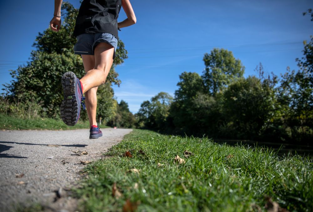 第一位：慢跑 - 慢跑是很普遍的健身鍛鍊方式之一，除了能強化肌肉和骨骼外，其燃燒脂肪的效果亦很顯著。初次實行時，可選擇先從急速步行開始，等身體適應了，再進階至慢跑。