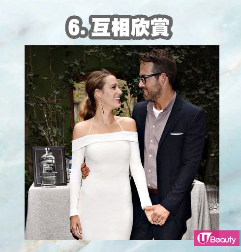 在很多公開場合的照片中，我們都可以看到Blake Lively時常以崇拜的眼神看著自己的老公。而Ryan Reynolds亦曾在訪問中公開稱讚老婆為「紅毯上的Beyoncé」，又曾稱讚Blake Lively富有同情心！他們毫不吝嗇對對方的讚賞，讓對方可以充分感受到自己的愛意！