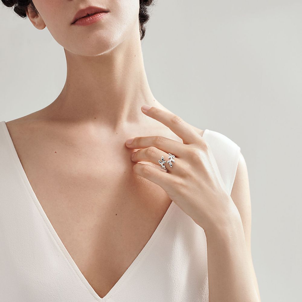  Tiffany & Co. Paloma Picasso® 純銀橄欖葉戒指（美元275 約爲港幣2,156）