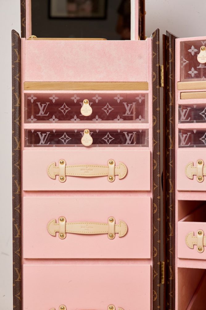 Louis Vuitton 推出大容量奢華化妝箱！粉色x經典圖案！簡直是女生「夢想成真」！