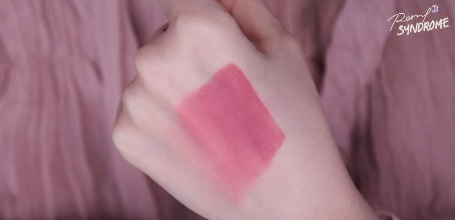 唇彩很容易就被推開，而且漸變效果不錯，也不怎樣甩色。