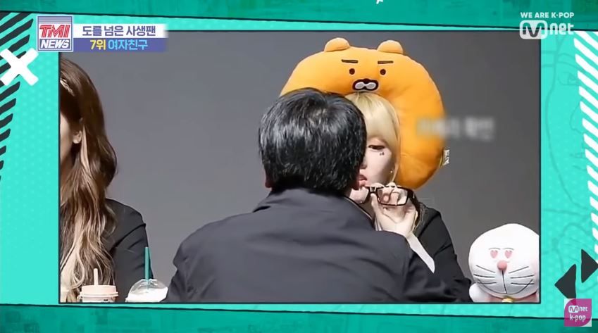 Yerin即場要求該粉絲摘下眼鏡檢查