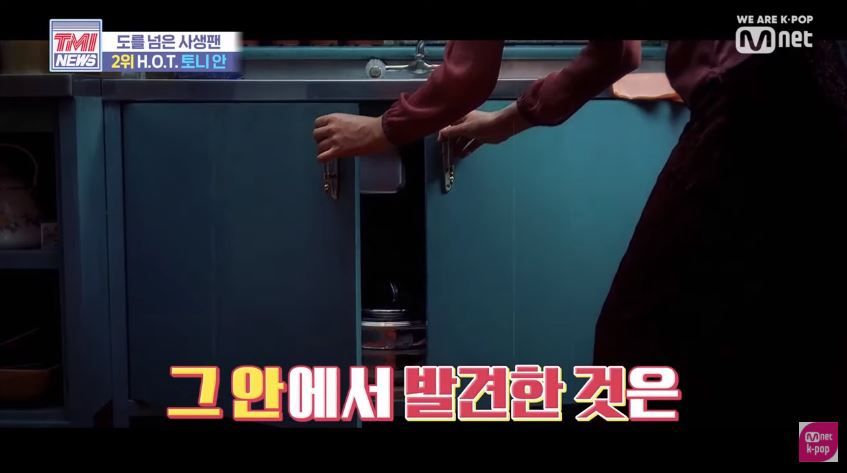 直到有一天，Tony結束行程後提早回到家，當他在客廳看電視的時候，突然聽到廚房櫃下發出手機鈴聲，他鼓起勇氣打開櫃子，有一名長髮女生躺在裡面睡著了。