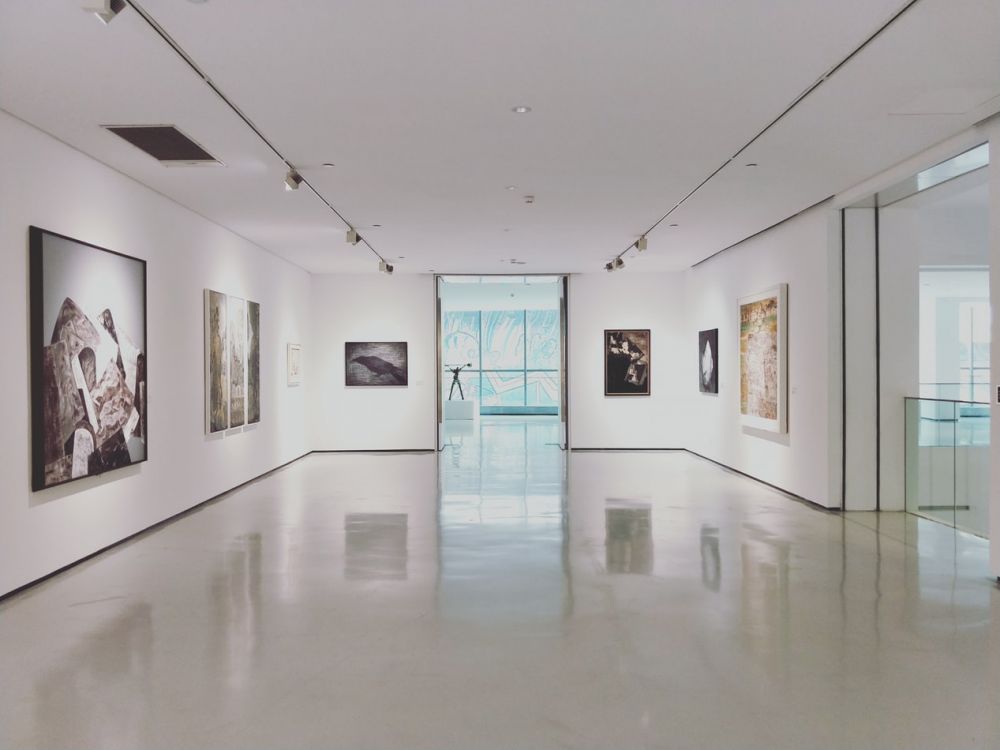 一個人去書店或展覽：可以提升文化修養，讓自己心情更平靜。