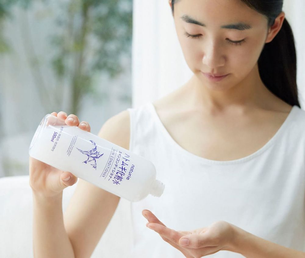 naturie薏仁化妝水(日元650未連稅) 含薏米精華與礦物質成分，倒在化妝棉上濕敷，可以令肌膚看上去非常水潤透亮。